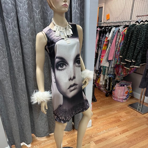 The Iconic Twiggy Black & White sheath  Dress - Picture 3 of 3